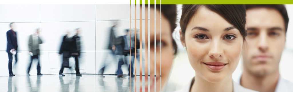 Mitarbeiter eines Unternehmens bei einer aktiven Gesundheitspause – Betriebliches Gesundheitsmanagement fördert Gesundheit und Produktivität.